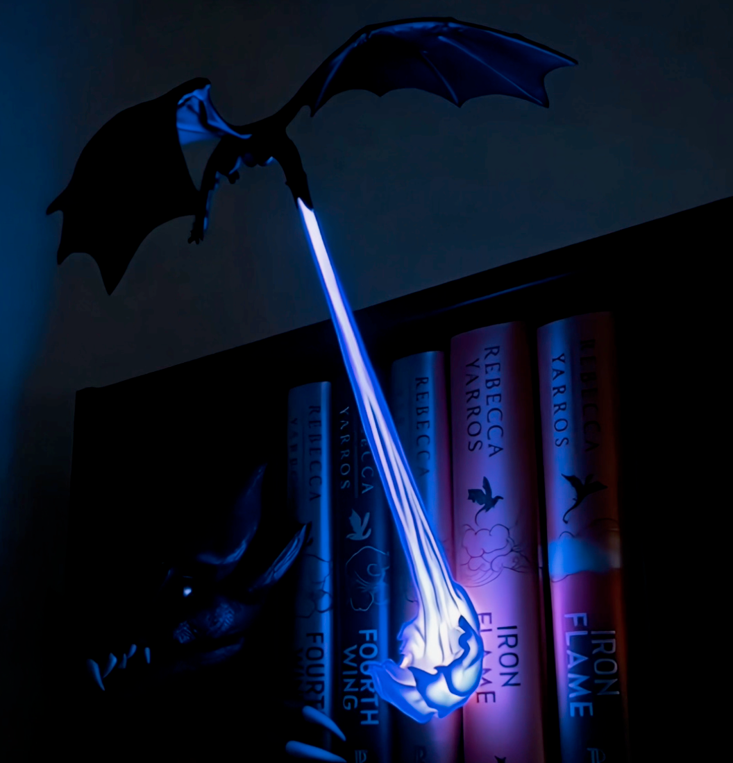 Velore Dragon mit Feueratem über den Buchrücken